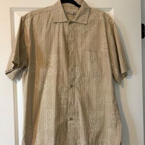 Men's Short-Sleeve Button-Down Shirt in Beige with Subtle Pattern